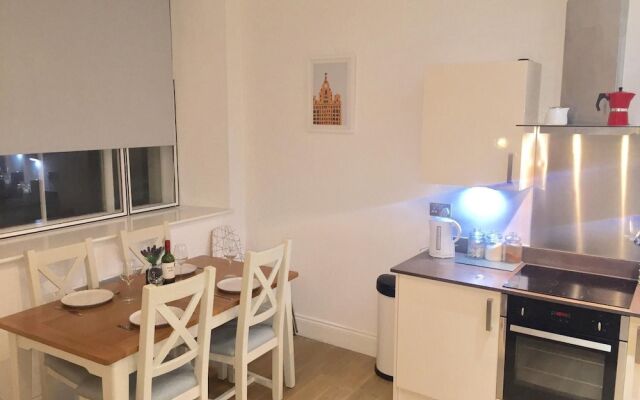 Stylish 93sqm 2 Bed Historical City Centre Flat