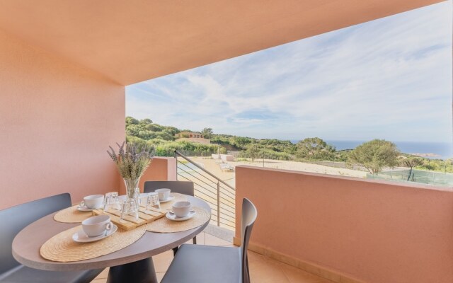 Residence with pool in Isola Rossa