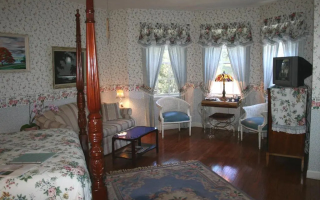 Heron Cay Lakeview Bed & Breakfast Inn