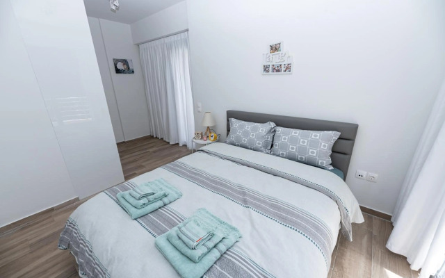 Design Apartment with swimming pool near the beach (A1)