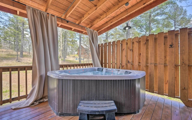 'honey's Nook' Broken Bow Home w/ Hot Tub + Decks!