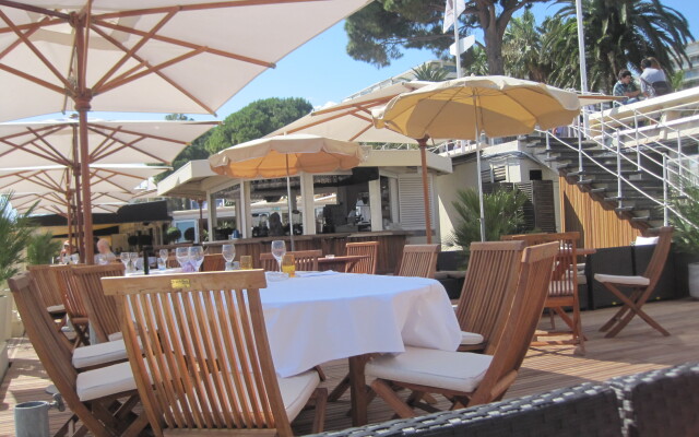 2 room CROISETTE behind CARLTON HOTEL (NEW)