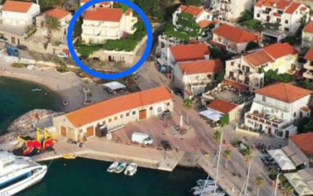 Sea view apartment near the beach 1-Jelsa center