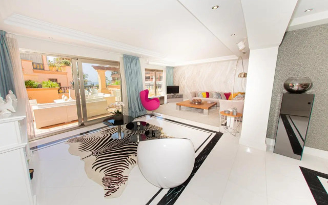 Luxury 3BDRS apt. In Mistral Beach with sea views.