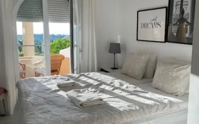 2-bed Sea View Apt, 10 Mins From Puerto Banus