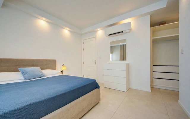 Luxury Penthouse With Private Pool and sea Views, Sleeps 6