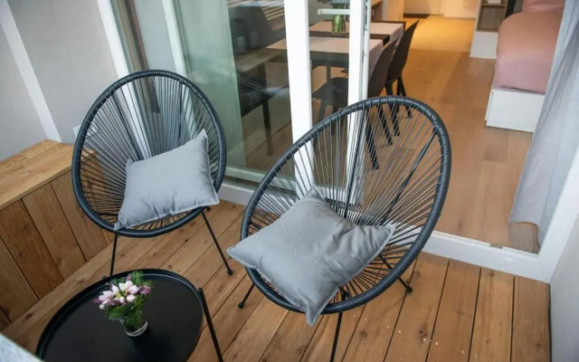 Sunny home with cute dragon in the center+parking