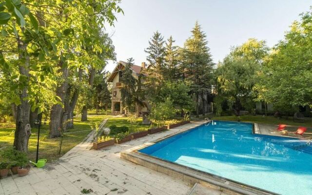 Sunolus Vineyard House