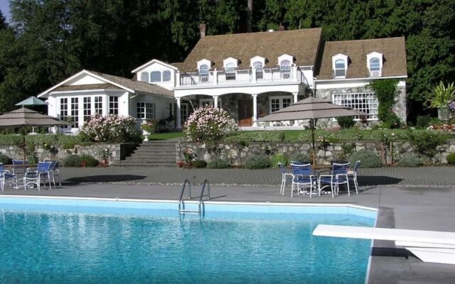 Rowena's Inn On The River