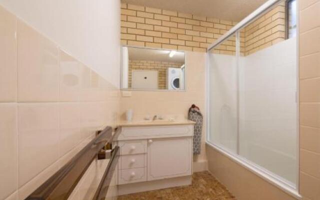 Golden Shores Unit 3, 21 Landsborough Parade