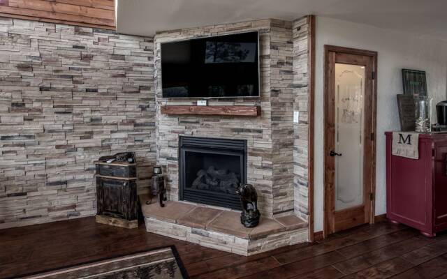 Lucky Bear Lodge by Vtrips