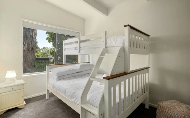 Spacious 4-bed Home 5-min From the Beach