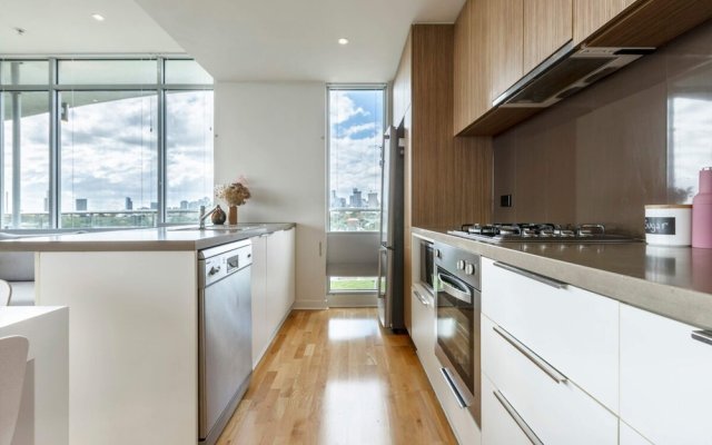 Stunning View 2-bed in Port Melbourne w/ Parking