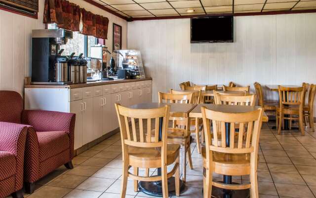 Econo Lodge Inn & Suites Lake Harmony - Pocono Mountains Area