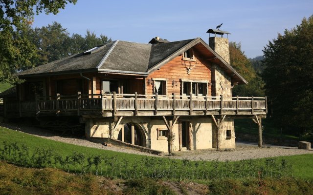 Luxurious Chalet with Hot Tub & Sauna in Thirimont