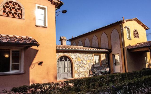 Residence con piscina a Monteverdi