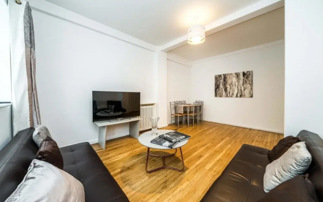 NEW 3BD West Kensington Flat Close to City