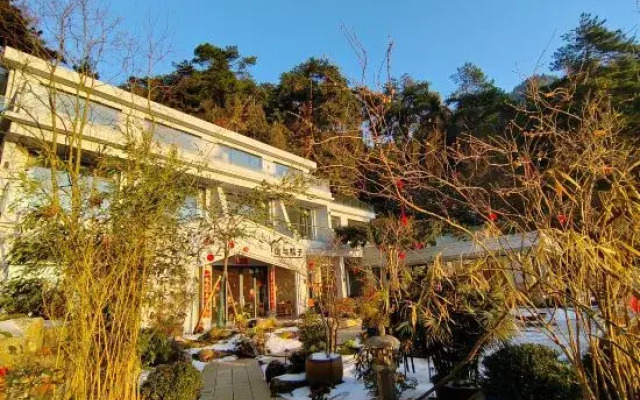 Mountain and Courtyard Homestay