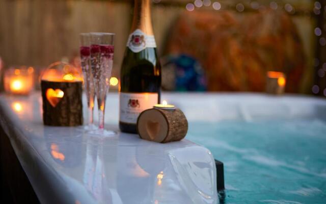 Pinewood Park-Tipis Hot Tubs And Lodges