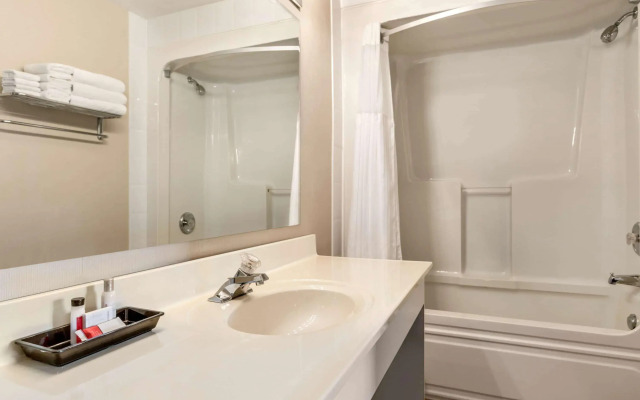 Travelodge by Wyndham Kingston LaSalle Hotel
