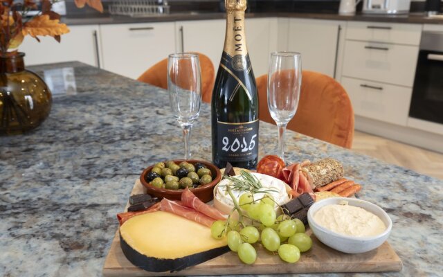 Elliot Oliver - Luxury 3 Bedroom Town Centre Apartment With Parking