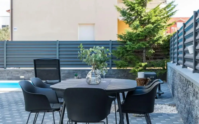 Villa S
