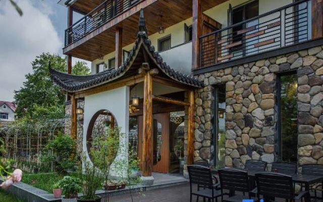 Anji Double Fish Hall Hot Spring Resort B&B (Longwangshan Canyon Drift Shop)