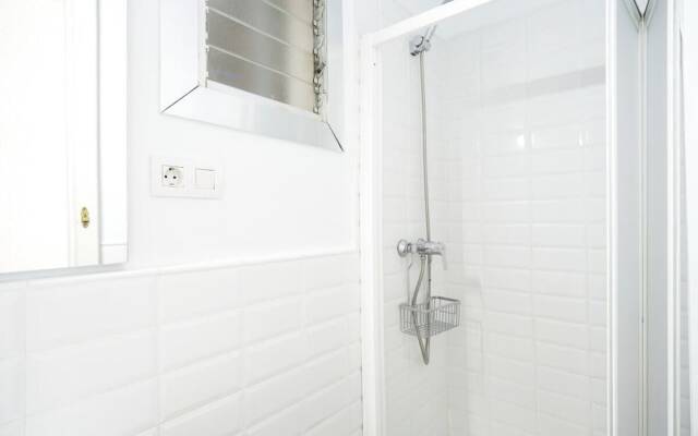 Spacious 4 Bed Apt Close to Sagrada Familia Temple