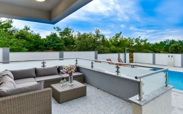 New Villa With Pool and Roof Terrace