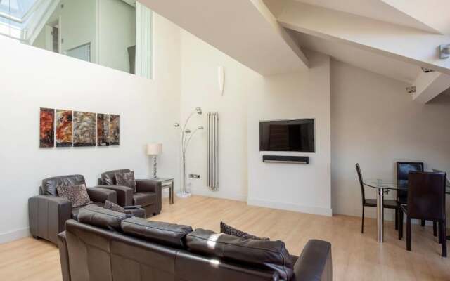 Amazing Spacious 2 Bed Duplex Penthouse w/ Balcony