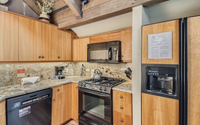 Spacious Mill Run 3 Townhouse Close to City Attractions by RedAwning