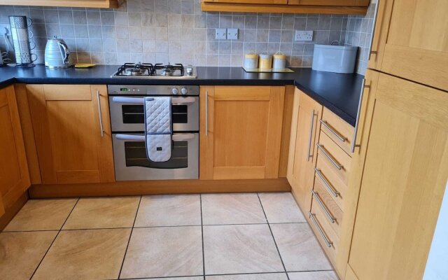 Immaculate 3-bed House With Free Parking in Bolton