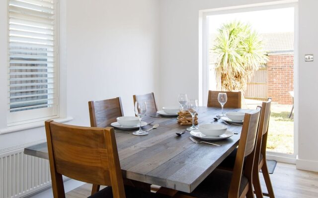 Coastal Retreat for 6 Close to Beaches