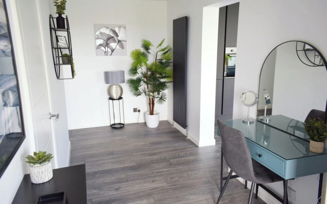 New Panoramic Riverview Apartment With Ev Plug