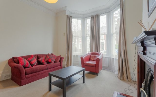 1 Bedroom Flat With Lofty Ceilings and Garden