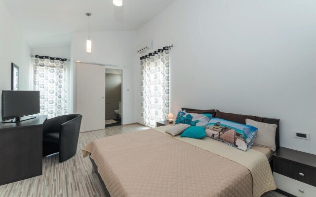 Stunning Home in Vrsi Mulo With Wifi and 4 Bedrooms