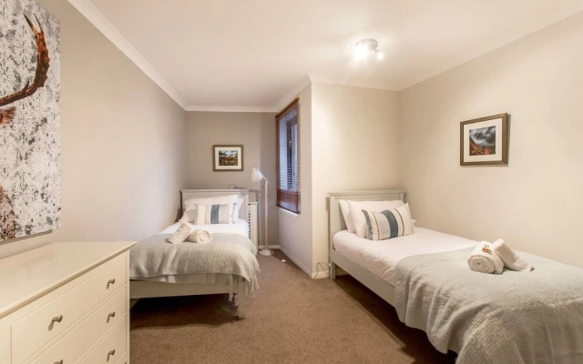 Historic City Centre Apt with Free Secure Parking
