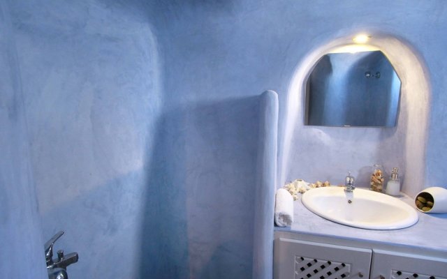 Blu Bianco Cave House