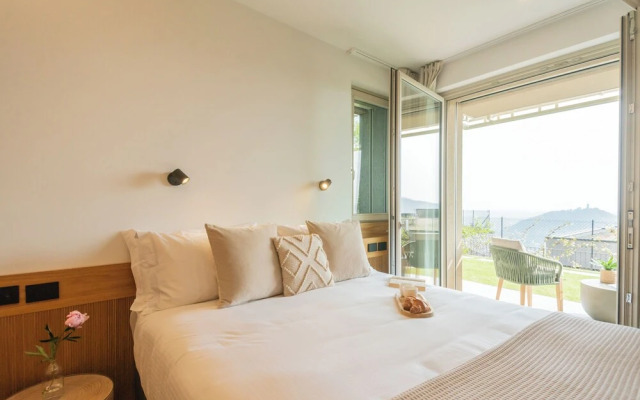 Pureview Luxury Suites, with breakfast & pool