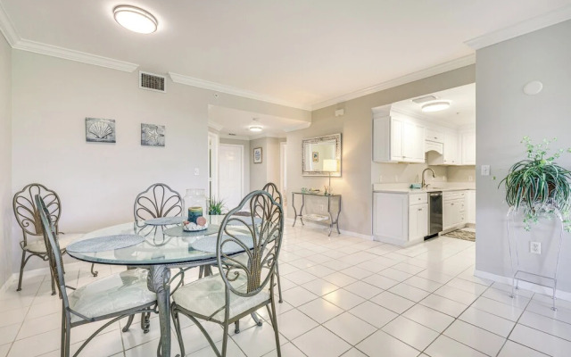 < 1 Mi to Beach: Sleek Naples Condo