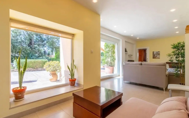 Private Pool, Garden, Barbecue and Beach Nearby