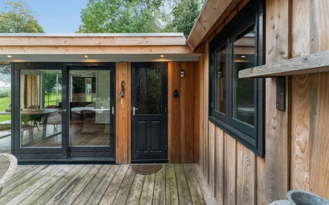 Fantastic Chalet Near Open Waterways, hot tub