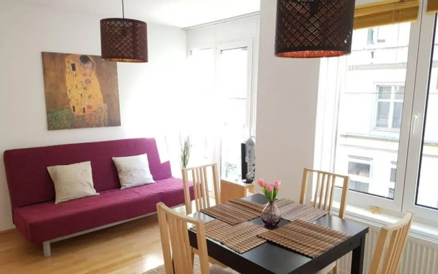 Bright Apartment in Hip & High Quality Neighborhood