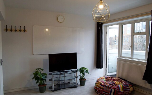 Modern 1 Bedroom in Shadwell With Balcony