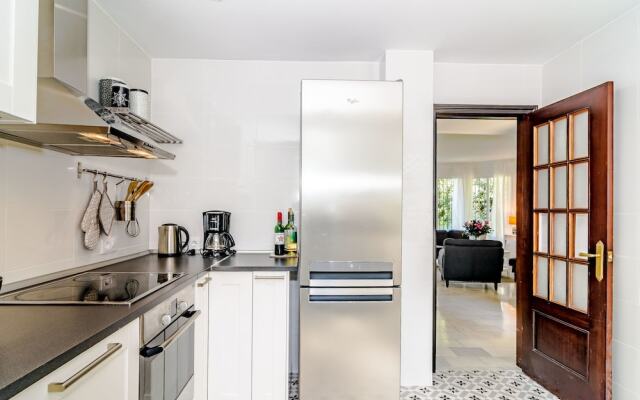 SE-Spacious townhouse in Nueva Andalucia Roomservice