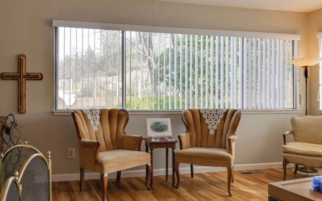 Walk to Downtown: Eclectic Murphys Home w/ Decks!