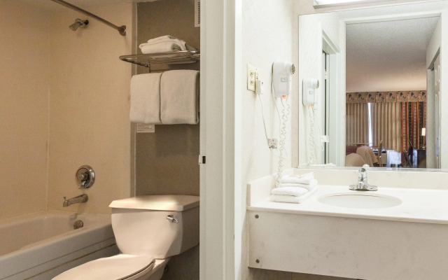 Red Roof Inn & Suites DeKalb