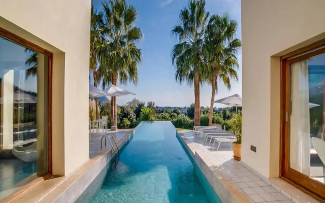 Spacious Villa With Infinity Pool