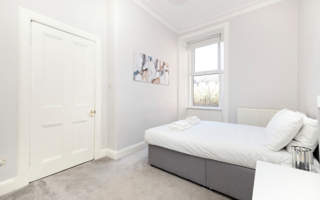 Elegant 2-Bed Flat with Edinburgh Charm