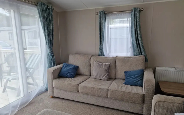 Welcoming 3 Bedroom Caravan 2 Min Walk to Beach